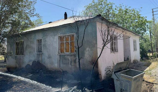 Erzincan Yeniköy'de Bahçeden Eve Sıçrayan Yangın İtfaiye Ekipleri Tarafından Söndürüldü!