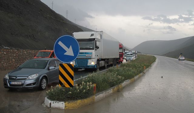 Erzincan-Sivas kara yolu heyelan nedeniyle ulaşıma kapandı