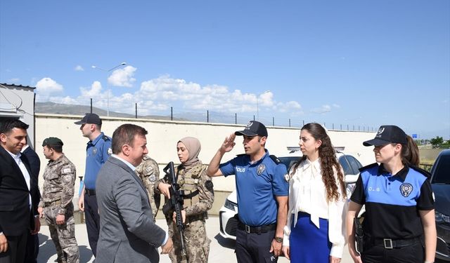 Erzincan Valisi Aydoğdu, bayramda görev yapan güvenlik güçleriyle bayramlaştı