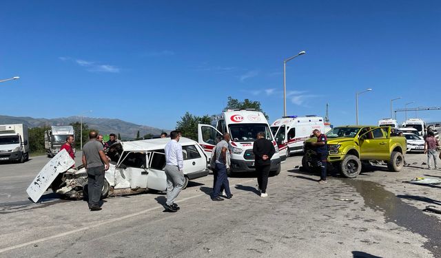 Erzincan'da pikap ile otomobilin çarpıştığı kazada 5 kişi yaralandı