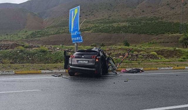 Erzincan'da takla atan otomobildeki 1 kişi öldü, 2 kişi yaralandı