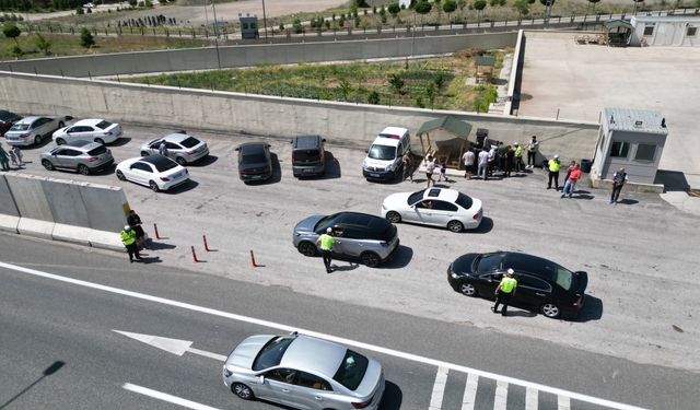 Erzincan'da trafik polisleri bayram yolcularını ikramlarla karşıladı