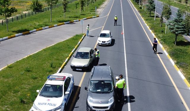 Erzurum polisi "Yolun sonu bayram olsun" diye sıkı trafik denetimi yapıyor