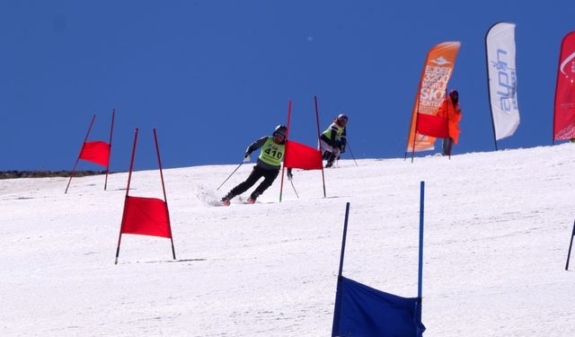 Erzurum'da baba ve anneler Palandöken'in zirvesinde kayak yaptı