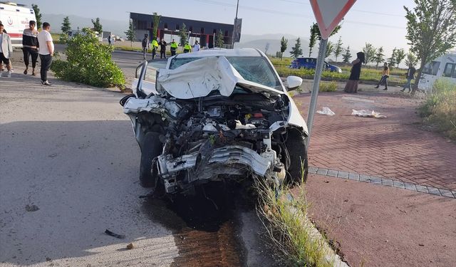 Erzurum'da kamyonetle otomobil çarpıştı, 12 kişi yaralandı