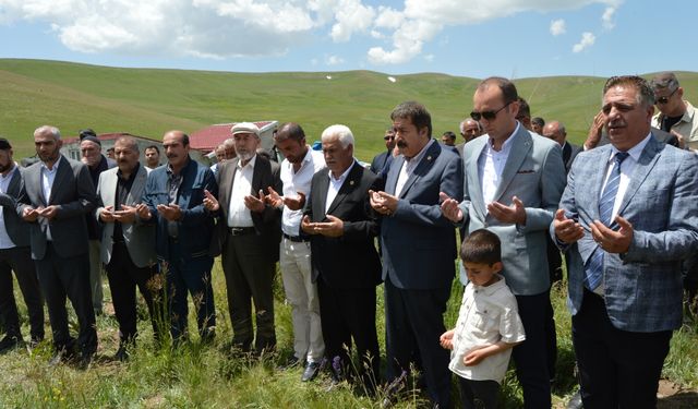 Erzurum'da PKK'nın 5 yıl önce katlettiği amca ile yeğen mezarları başında anıldı