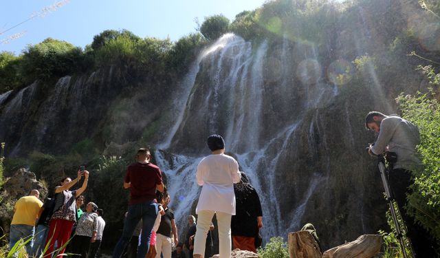 Girlevik Şelalesi serinletiyor