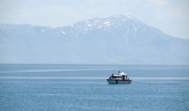 GÜNCELLEME - Serinlemek için girdiği Van Gölü'nde kaybolan genci arama çalışmaları sürüyor