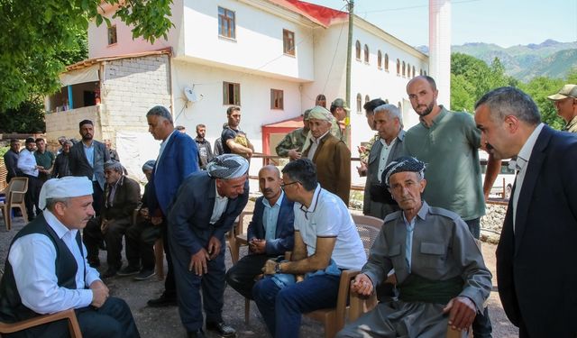 Hakkari Valisi Çelik, Şemdinli ve Derecik ilçelerinde güvenlik güçlerini ziyaret etti