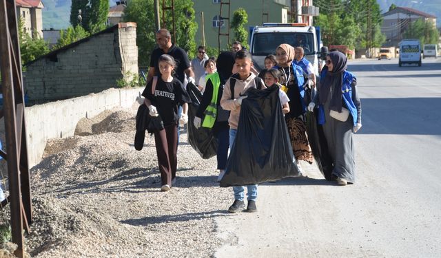 Hakkari'de gönüllüler çevre temizliğine dikkati çekmek için çöp topladı