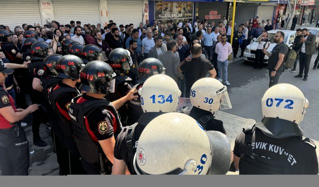 Hakkari'de izinsiz yürüyüş yapmak isteyenlere polis müdahale etti