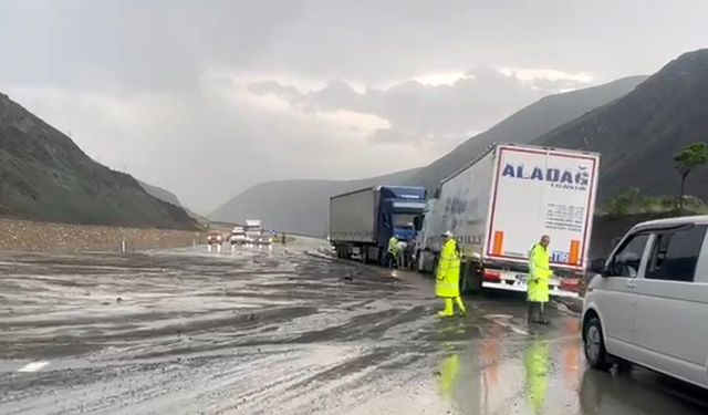 Erzincan - Sivas kara yolu heyelan nedeniyle ulaşıma kapandı