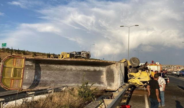 Kamyon ile çarpışan tırın sürücüsü hayatını kaybetti