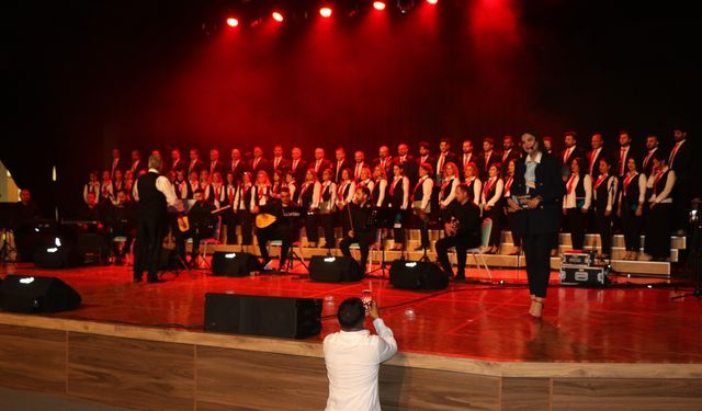 “Kardeşlik Korosu” ilk konserini verdi