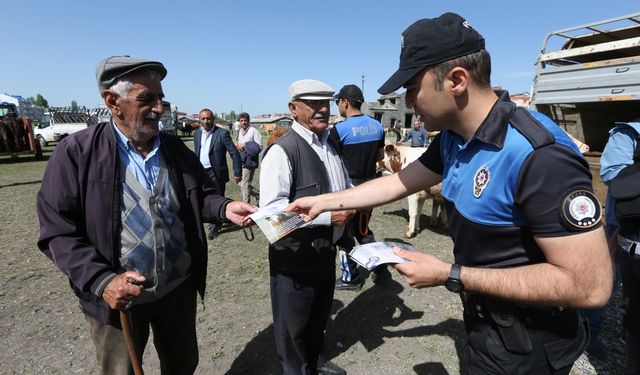 Kars polisi, hayvan pazarlarındaki satıcılara "sahte para"yı uygulamalı anlatıyor