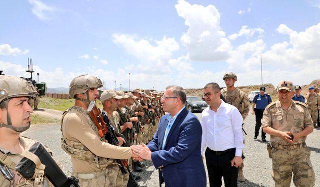 Kars Valisi Ziya Polat, Çemçe-Madur'daki üs bölgesinde askerlerle bayramlaştı