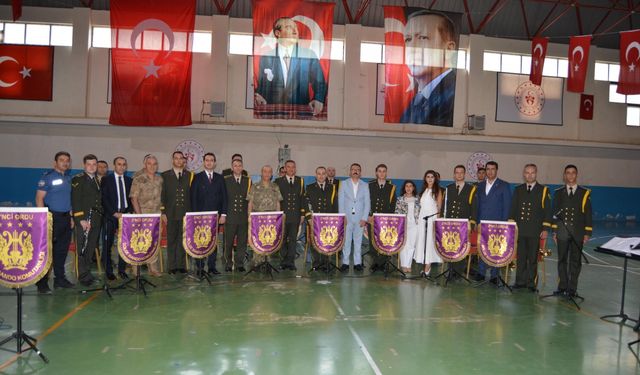 Malatya 2. Ordu Komutanlığı Bandosu Şemdinli'de konser verdi