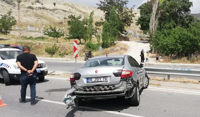 Malatya'da bariyere saplanan otomobildeki 3 kişi yaralandı