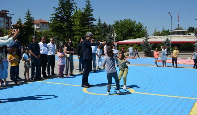 Malatya'da okul bahçeleri geleneksel çocuk oyun  alanlarıyla donatıldı