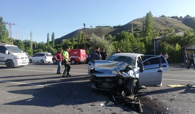 Malatya'da otomobille hafif ticari aracın çarpıştığı kazada 1 kişi öldü