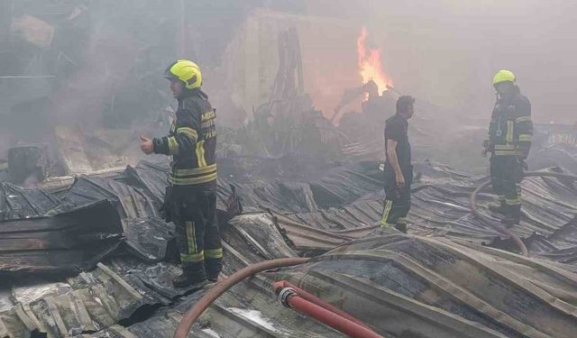 Mersin’de geri dönüşüm tesisinde yangın