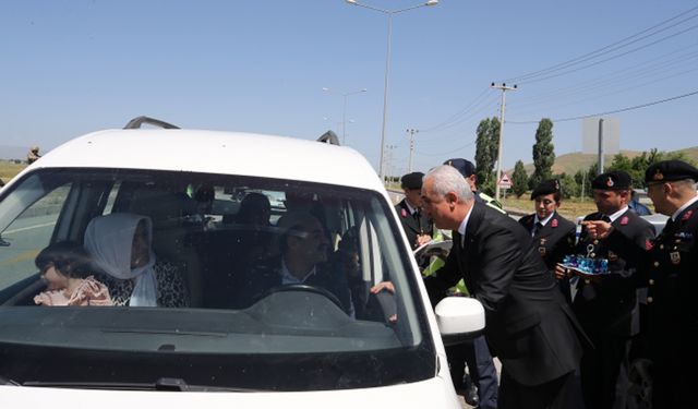 Muş Valisi Çakır, bayram öncesi denetim yapan güvenlik güçlerini ziyaret etti