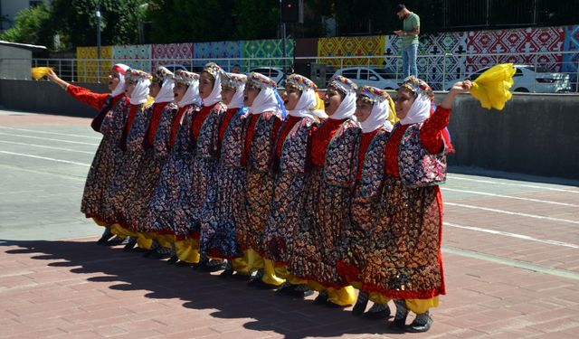 Muş Valisi Çakır, yıl sonu sergisinin açılışına katıldı