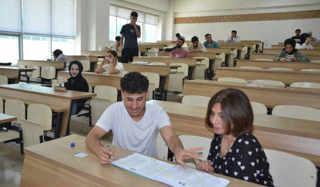 Muş'ta anestezi teknikeri 56 yaşındaki kadın okuduğu programı birincilikle bitirdi