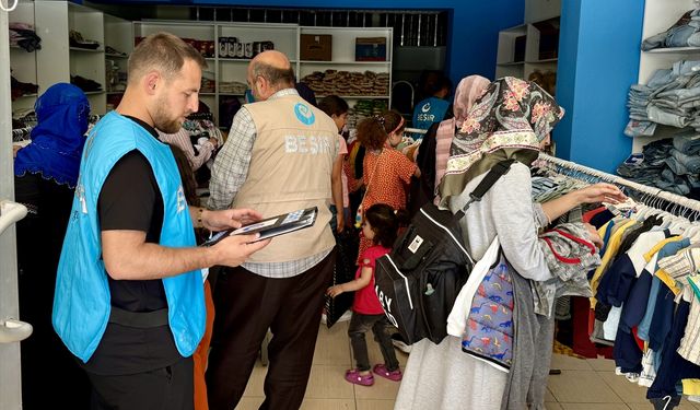 Muş'ta bayram öncesi çocuklara kıyafet yardımı yapıldı