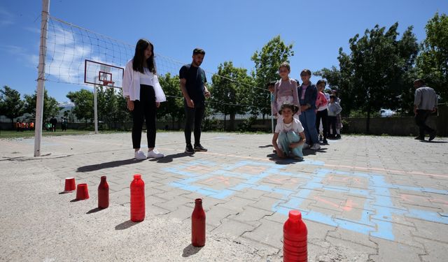 Muş'ta öğretmen adayları, köylerdeki çocukları geleneksel oyunlarla eğlendiriyor