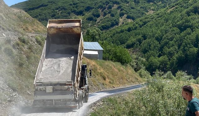 Muş'ta sıcak havanın zarar verdiği asfalt yollarda kumlama çalışması yapıldı