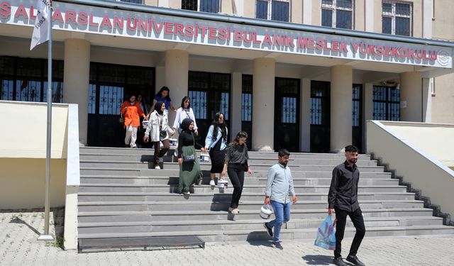 Muş'ta üniversite öğrencilerinden oluşan "bakım ve eğlence timi" işbaşında