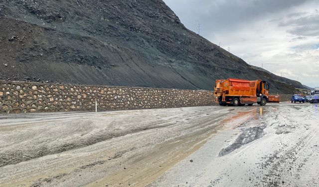 Sakaltutan'da sel. Ulaşımda aksama yaşandı