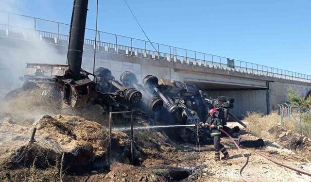 Şanlıurfa’da devrilen saman yüklü tır alev alev yandı