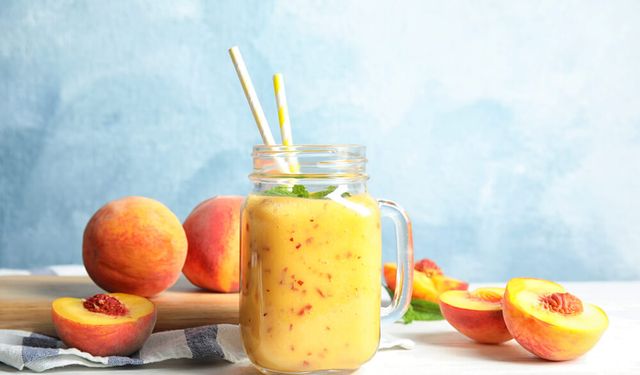 Evde şeftali varsa mutlaka deneyin: Yaz sıcaklarında içinizi ferahlatacak şeftalili smoothie tarifi…