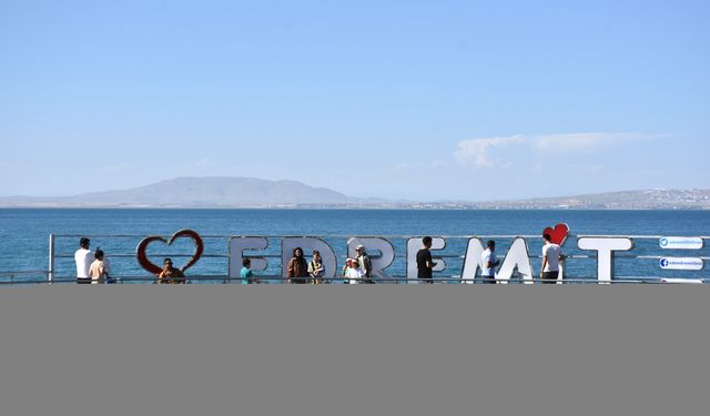 Sıcaktan bunalan vatandaşlar Van Gölü kıyılarında serinledi