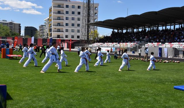 "Spor Van" ve "Kitap Van" projelerinde başarılı olan öğrenciler ödüllendirildi