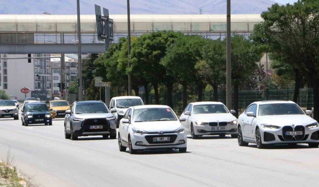 Tatilcilerin dönüş yolunda trafik yoğunluğu başladı