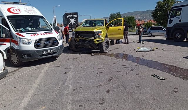 Erzincan'da trafik kazası: 5 yaralı