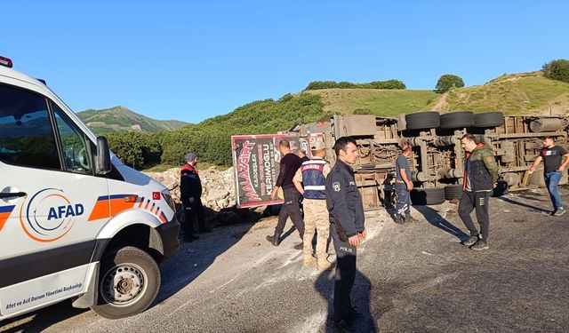 Tunceli'de devrilen küçükbaş hayvan yüklü tırdaki 3 kişi yaralandı