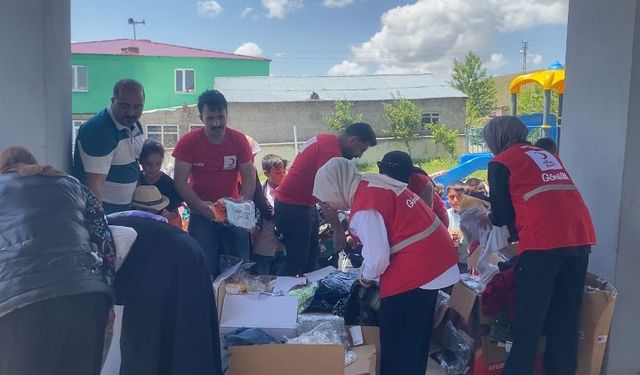 Türk Kızılay Ağrı Dağı'nın eteklerindeki köylerde ihtiyaç sahiplerine kıyafet dağıtıyor