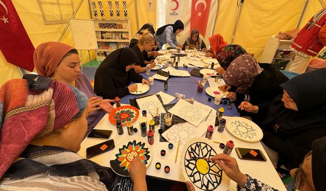 Türk Kızılaydan Malatya'da depremzede kadın ve çocuklara bayram etkinliği