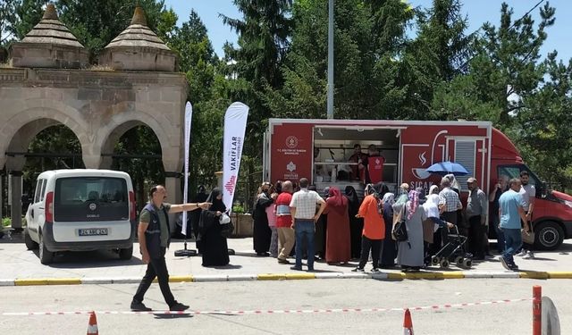 Vakıflar Bölge Müdürlüğü Arefe günü çorba dağıtımı yaptı