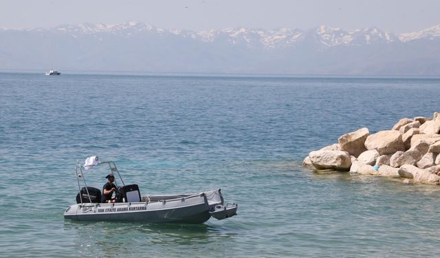 Van Gölü'nde kaybolan genci arama çalışmaları dördüncü devam ediyor