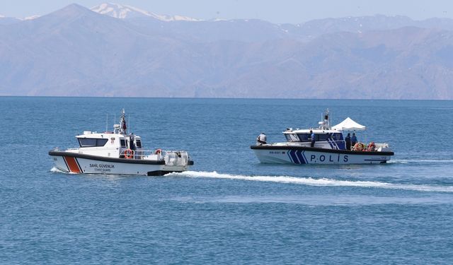 Van Gölü'nde kaybolan genci arama çalışmaları üçüncü gününde sürüyor