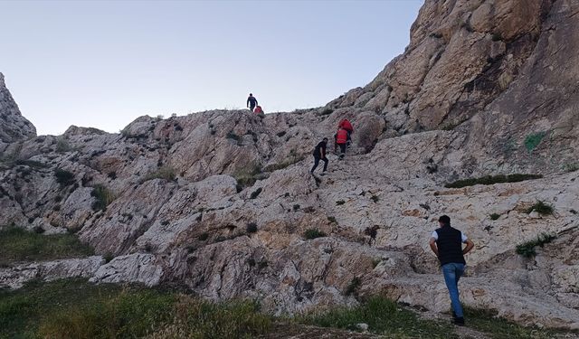 Van Kalesi'nden düşerek yaralanan çocuğu ekipler kurtardı