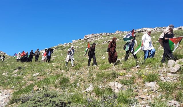 Van'da akademisyenler ve öğrenciler, Filistinlilere destek için Gören Dağı'na tırmandı