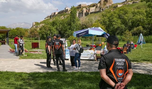 Van'da turizm polisleri, yerli ve yabancı turistlerin güvenliği için görev başında