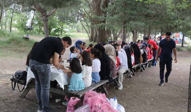 Ağrı'da Kızılay gönüllüleri çocuklarla piknikte bir araya geldi