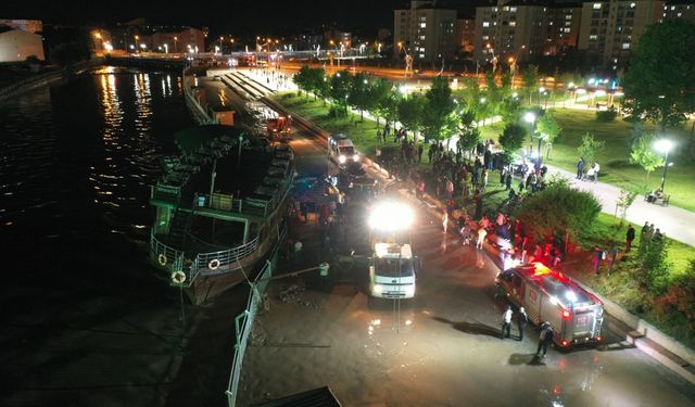 Ağrı'da meydana gelen sel, restorana dönüştürülen tekneye zarar verdi